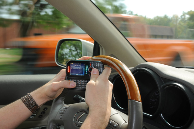 Общение по телефону значительно снижает бдительность водителя