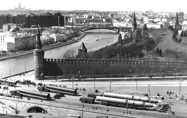  Ракетные автопоезда на Москворецком мосту после парада — тягачи МАЗ-537А с ракетами ГР-1 (справа) и МАЗ-537 с ракетами Р-26. 1965 год авто, факты