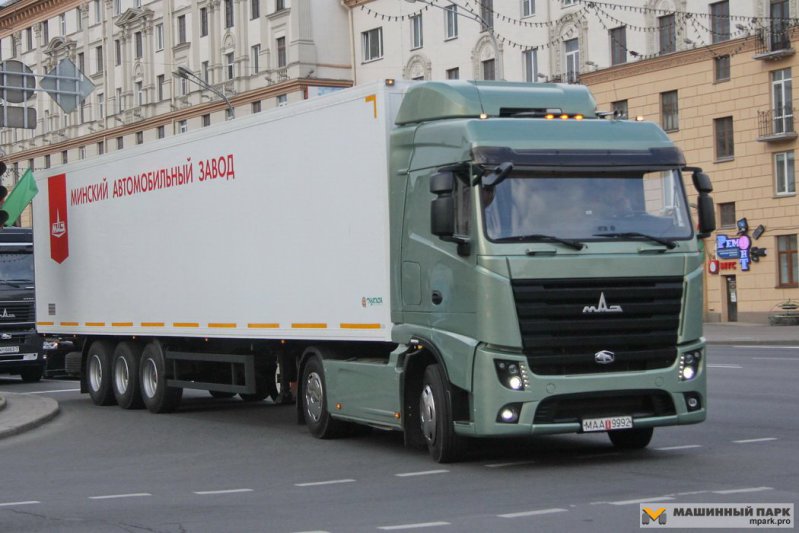 Первым грузовиком минской марки, на который установили двигатель OM471, был седельный тягач МАЗ-5440М9, впервые представленный в августе 2014 года. грузовик, маз, самосвал