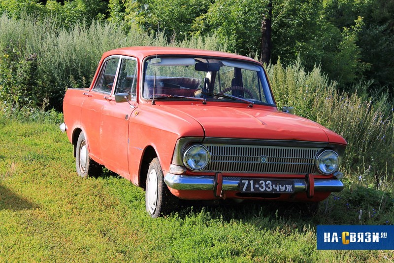 А вот два ижевских «Москвич М-412». Данные модели производили в Ижевске вплоть до конца 90-х годов, хотя на фотографиях мы видим М-412, которые выпускались до 1982 года, когда был проведен рестайлинг модели. Автомобили СССР, ретро авто