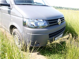 Предпросмотр volkswagen transporter t5 2009 вид спереди в поле