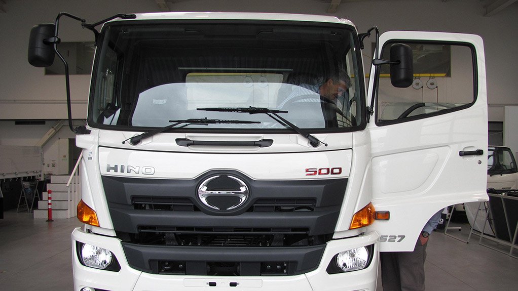 Кабина hino. Тойота Хино 500. Кабина Хино 500. Дефлектор кабины Хино 500. Капот Hino 500.