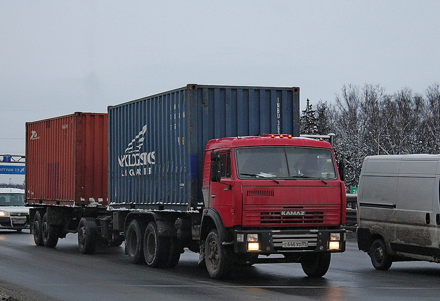 КамАЗ-53215 с прицепом перевозит грузы