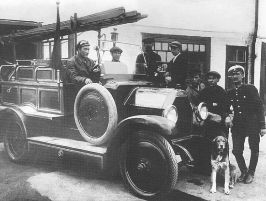 Челябинск. Первый пожарный автомобиль, собранный энтузиастами пожарной охраны из автомобилей иностранных фирм. 1925 год
