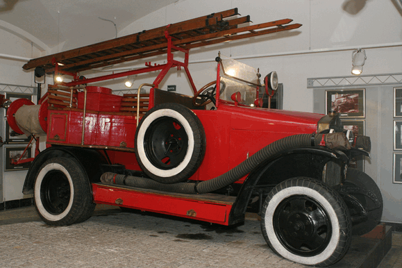 Пожарный автомобиль АМО-Ф-15 в экспозиции пожарно-технической выставки им. Кончаева, Санкт-Петербург