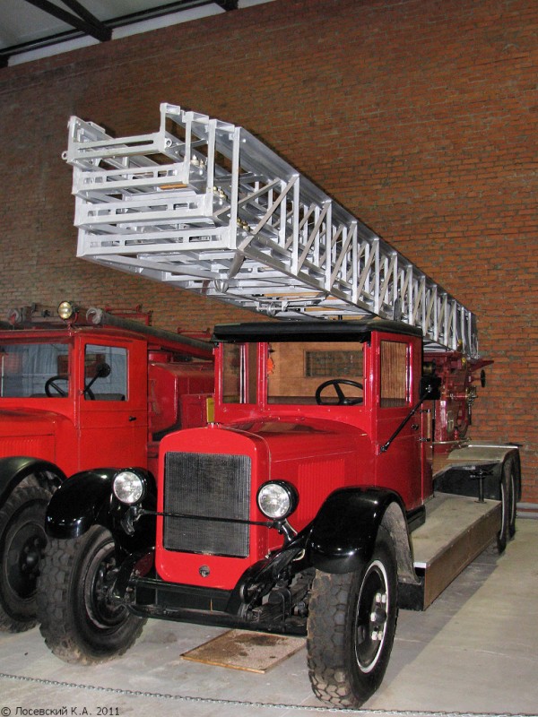 Выдвижная пожарная автолестница Metz на шасси ЗиС-6, музей в Балашихе