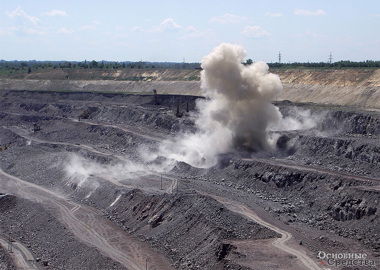 Взрыв на гранитном карьере