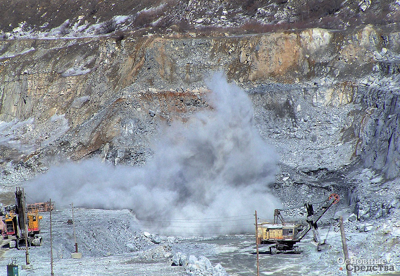 Взрыв на карьере известняка