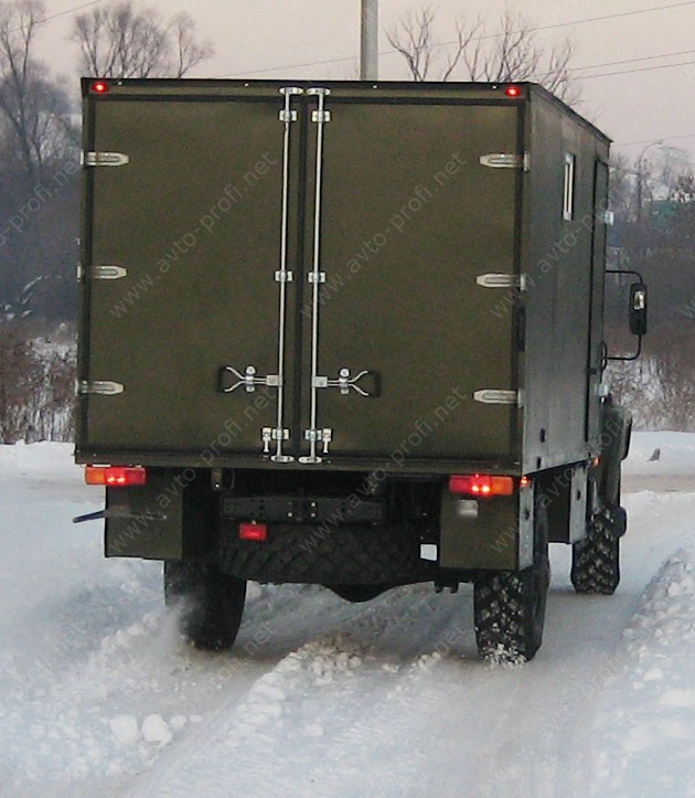 специальный автомобиль вездеход для активного отдыха на природе, охоты и рыбалки на базе ГАЗ-33081 ЕГЕРЬ-2 со сдвоенной кабиной, багажным отделением вид сзади распашные ворота