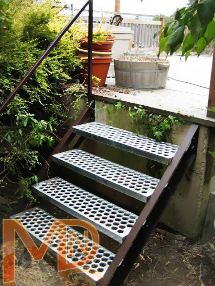 Маршевая лестница – Металлическая лестница с перфорированными ступенями