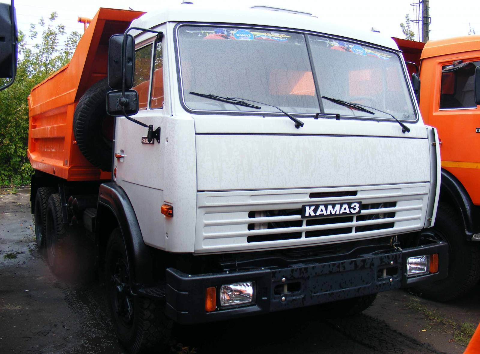 Самосвал КамАЗ-55111: вид спереди
