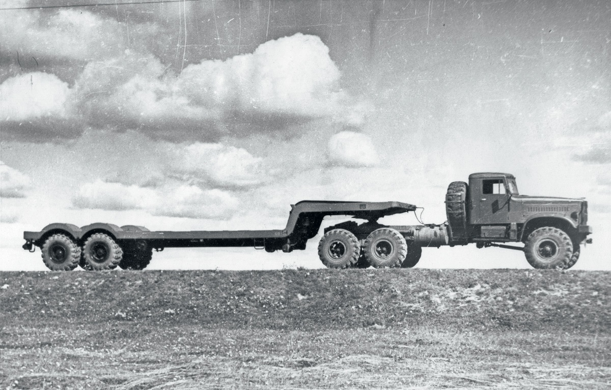 Седельный тягач КрАЗ-255В (1968) для буксировки специальных полуприцепов, в том числе и с пусковыми установками