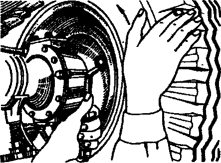 Регулировка зазоров между колодками и тормозным барабаном переднего колеса