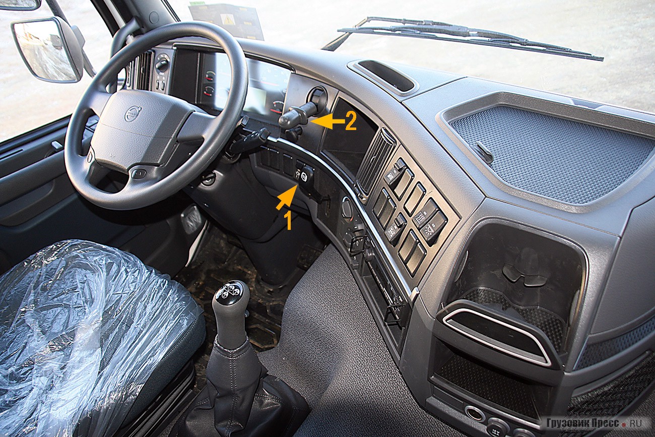 Рычаг тормозной системы прицепа, так называемый «парашют» (1) и рычаг стояночного тормоза (2)