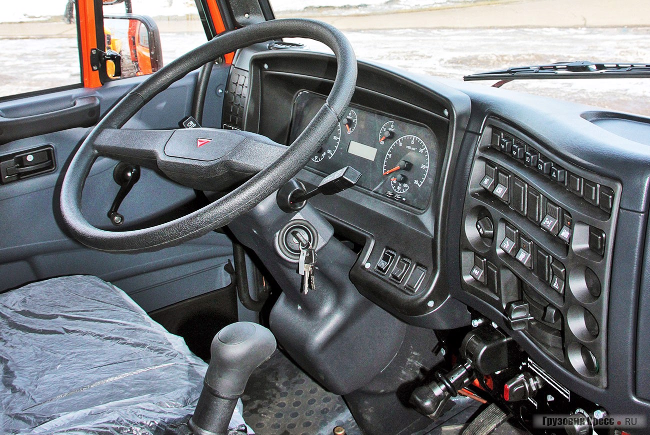 Обновлённый интерьер классической кабины КАМАЗа стал уже привычным, главные отличия от «старины» не только формованная обивка и пластик вместо кожзама и металлических панелей, а наличие ранее недоступных опций