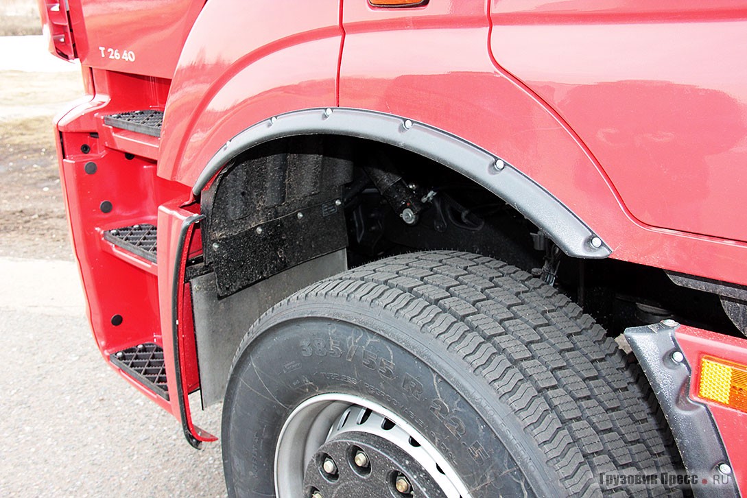 Расширители колёсных арок из-за применения на передней оси широченной резины размерностью 385/55 R22,5