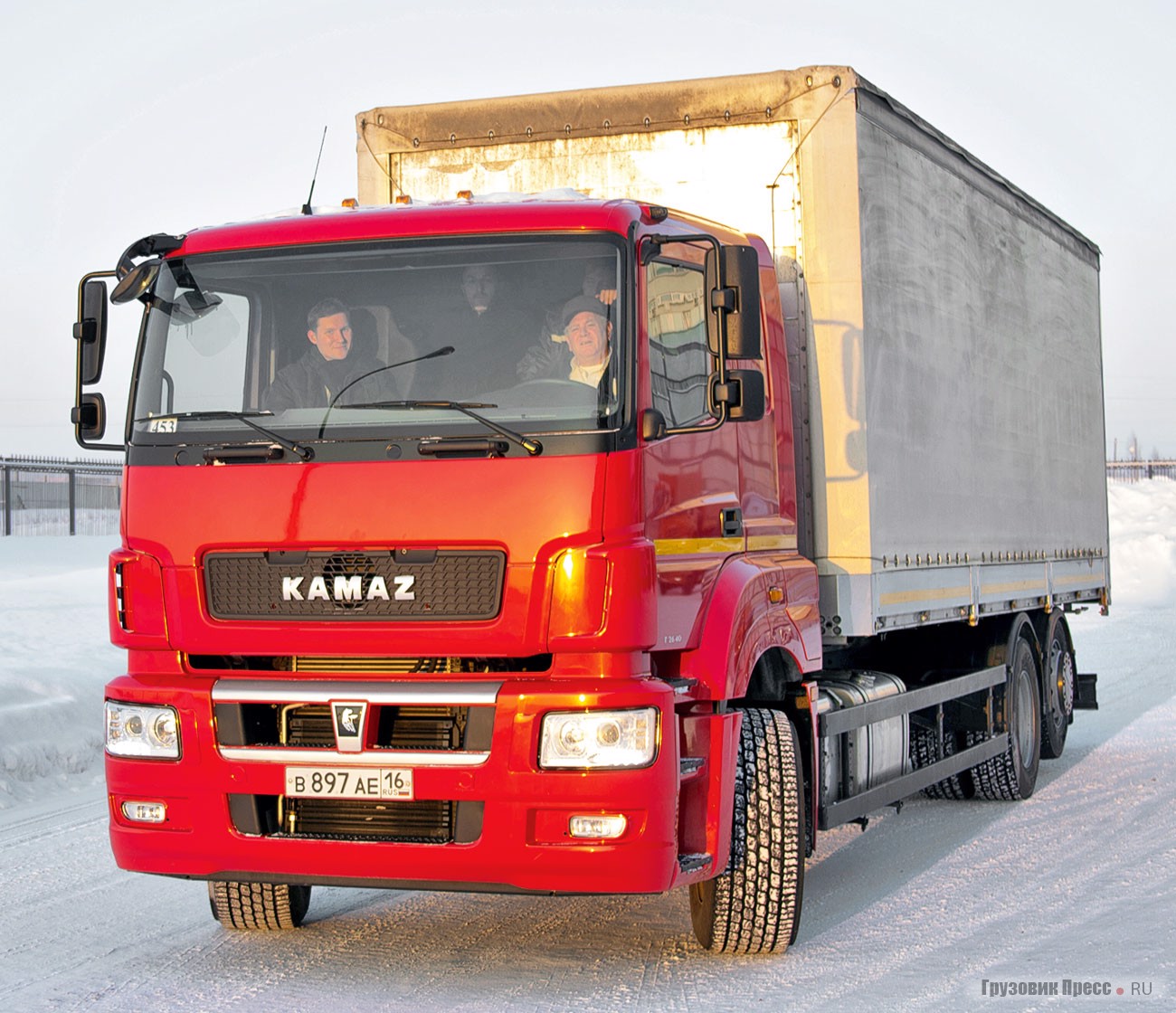 При маневрировании на неровной площадке надо следить не только за третьей подъёмной осью, но и за задним брусом
