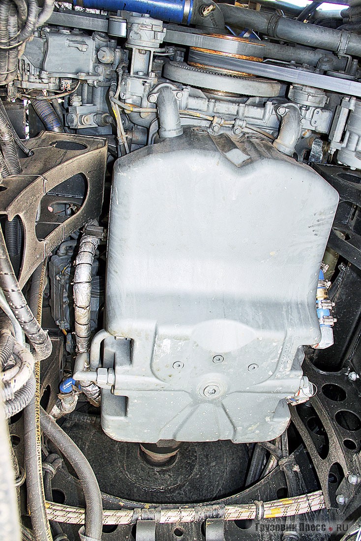 Двигатель Liebherr, вид снизу. Удивительно, но снизу двигатель вообще никак не защищён