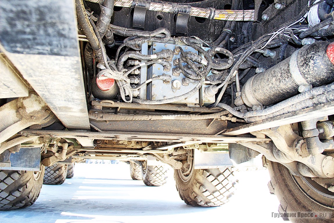 Вид спереди снизу. Нетрадиционные решения позволили отказаться от многочисленных карданов, но одновременно увеличили количество различных кабелей, шлангов, оборудования силовой электроники и гидравлики