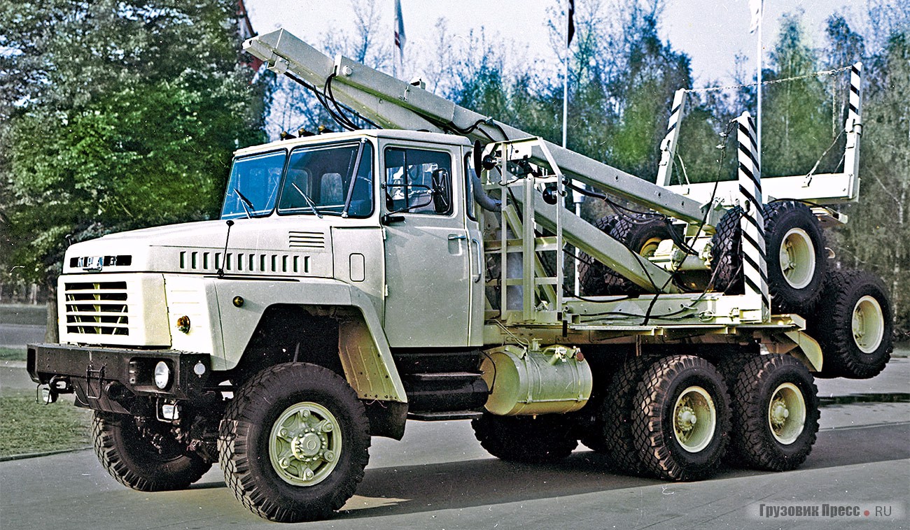 По итогам успешных испытаний, в том числе и переходного 6439, новый лесовоз КрАЗ-6437 с кабиной и оперением типа КрАЗ-250 и двускатной ошиновкой 320-508 получил путёвку в жизнь. Москва, ВДНХ, 1984 г.