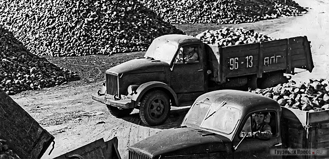 Самосвалы ГАЗ-93Д с деревянными бортами, свеклопункт станции Калманка, 14 сентября 1965 г.