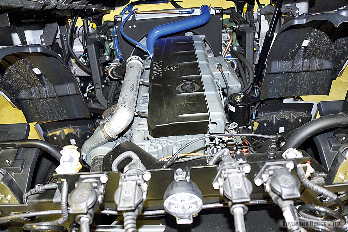 Новый рядный двигатель – плод сотрудничества с компанией Liebherr под кабиной