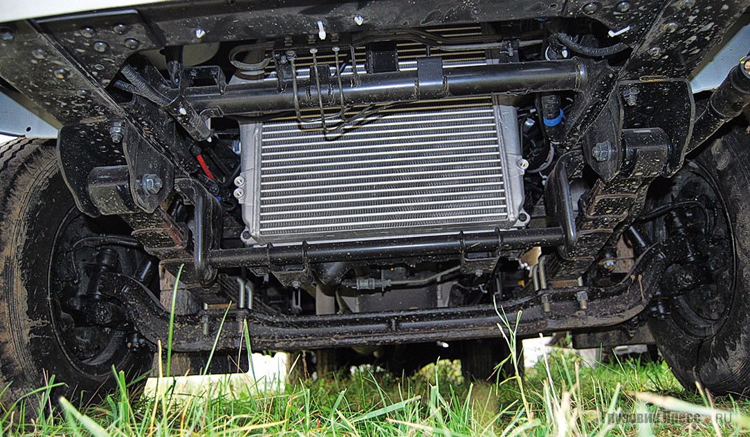 Конструктивный недочёт: поперечной рулевой тяге достаточно приложиться к любому торчащему препятствию, чтобы рулевое управление вышло из строя. Обратите внимание, что на заднеприводном HD78 рулевая тяга надёжно защищена передней балкой