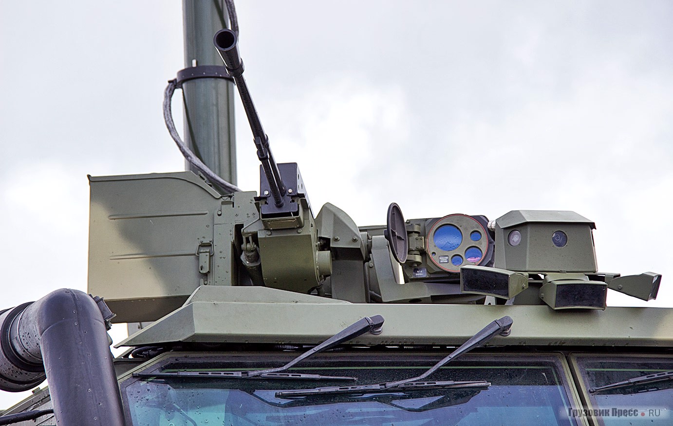 Двойные «дворники», оптическая система и дистанционный пулемёт калибра 12,7 мм вынесены на крышу