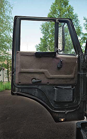 Двери изнутри получили тканевую обивку, подлокотники и подсветку ступеней