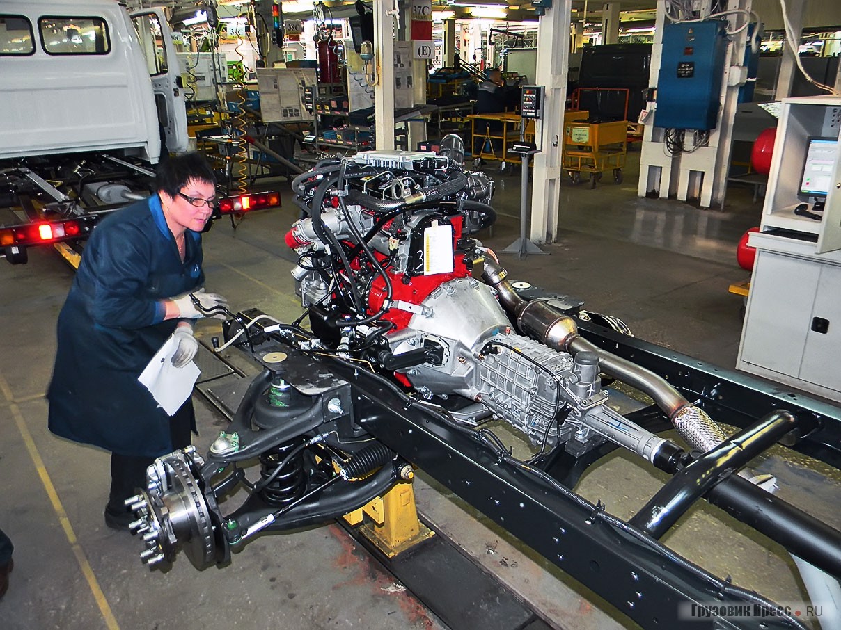 Благодаря модернизированной 5-ступенчатой коробке передач и усиленному заднему мосту на машину нового поколения теперь можно ставить турбодизели мощностью 150 л. с., выдающие до 330 Н∙м крутящего момента