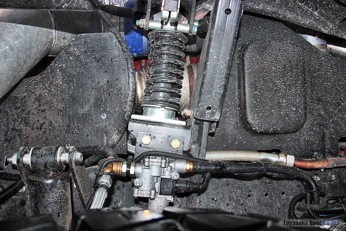 В порожнем самосвале на рессорах почти не трясёт на кочках и ухабах, плавность хода на высоте! Даже при довольно простой подвеске кабины – на пружинных стойках