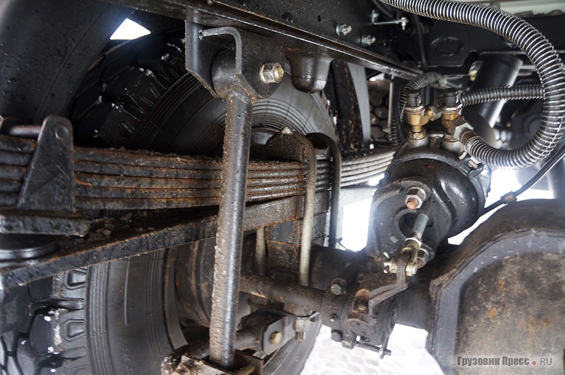 Сзади теперь малолистовые рессоры, а тормозные камеры подняты выше оси заднего моста, чтобы не повредить на бездорожье