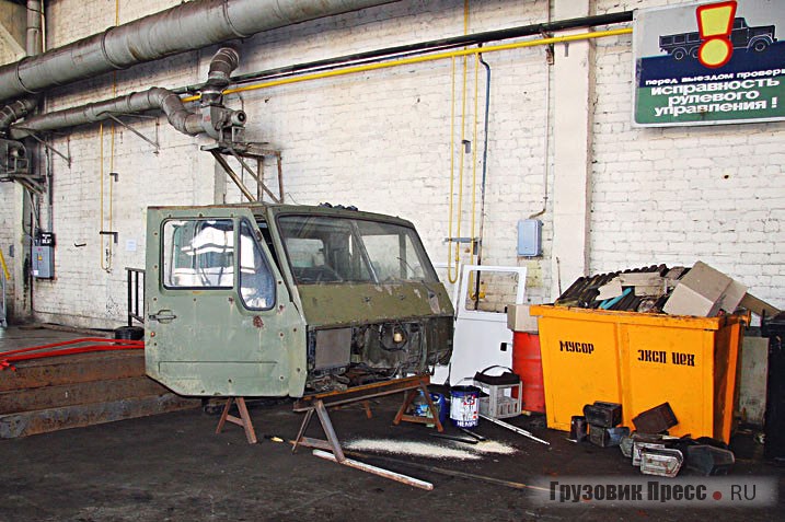 Кабина КрАЗ-6Э6316 во время реставрации в экспериментальном цехе Кременчугского автозавода