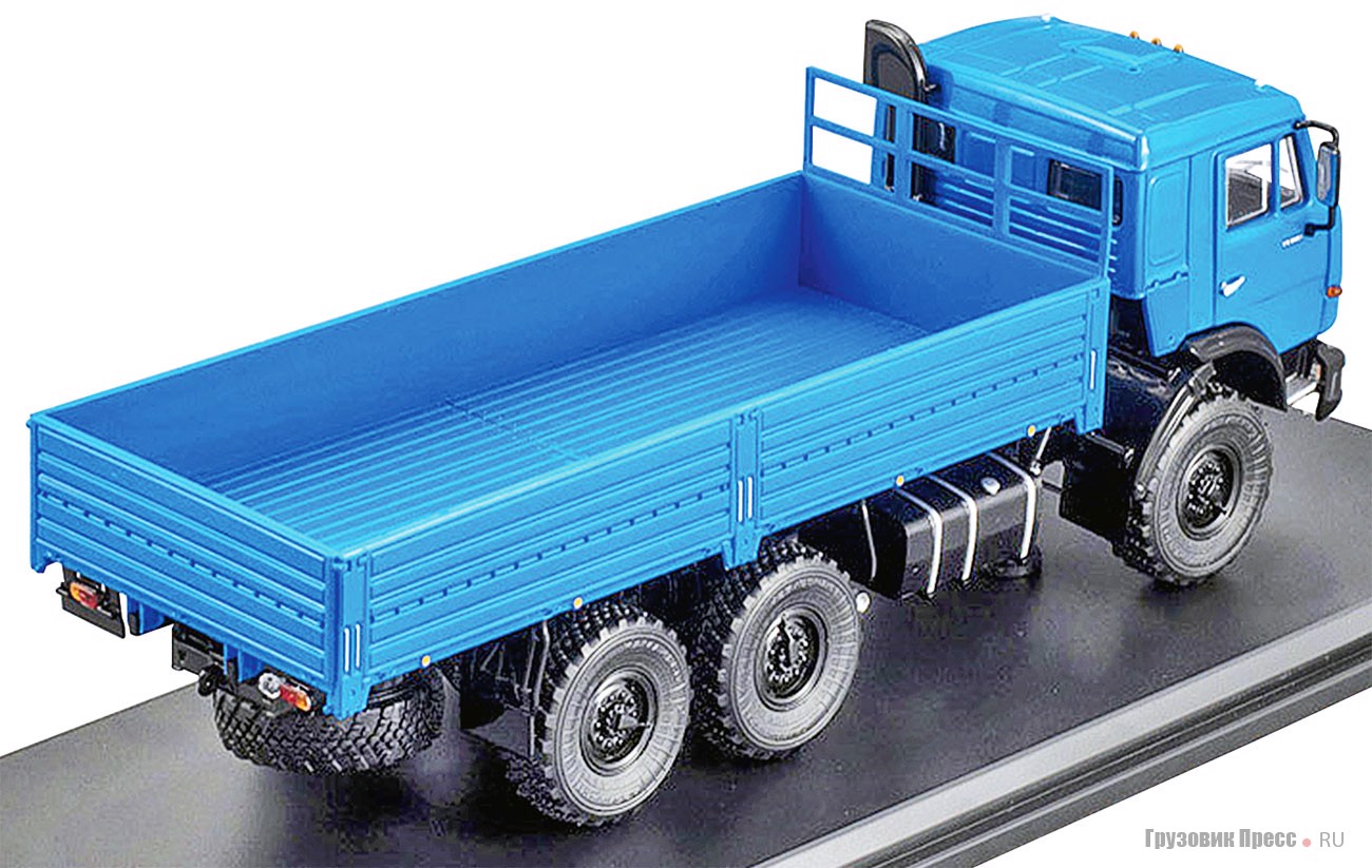 Хорошо видны отлично проработанные снаружи и непритязательно гладкие внутри борта грузовой платформы. Как же этой модели не хватает тента!