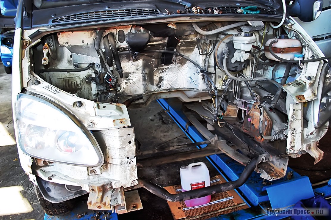 Перед установкой из «ГАЗели» вынимают стандартный силовой агрегат, блок управления двигателем с проводкой, радиатор, часть глушителя и ручку КП