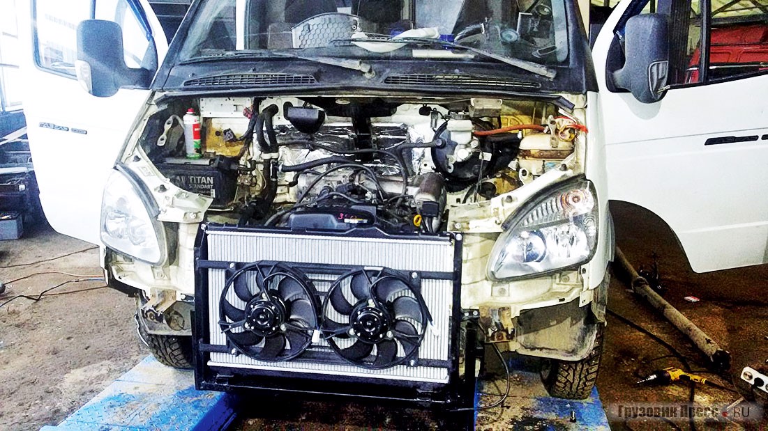 Для установки нового радиатора двигателя и теплообменника АКП спереди сваривают прямоугольную рамку из стальных профилей, а перед ними ещё и электровентиляторы
