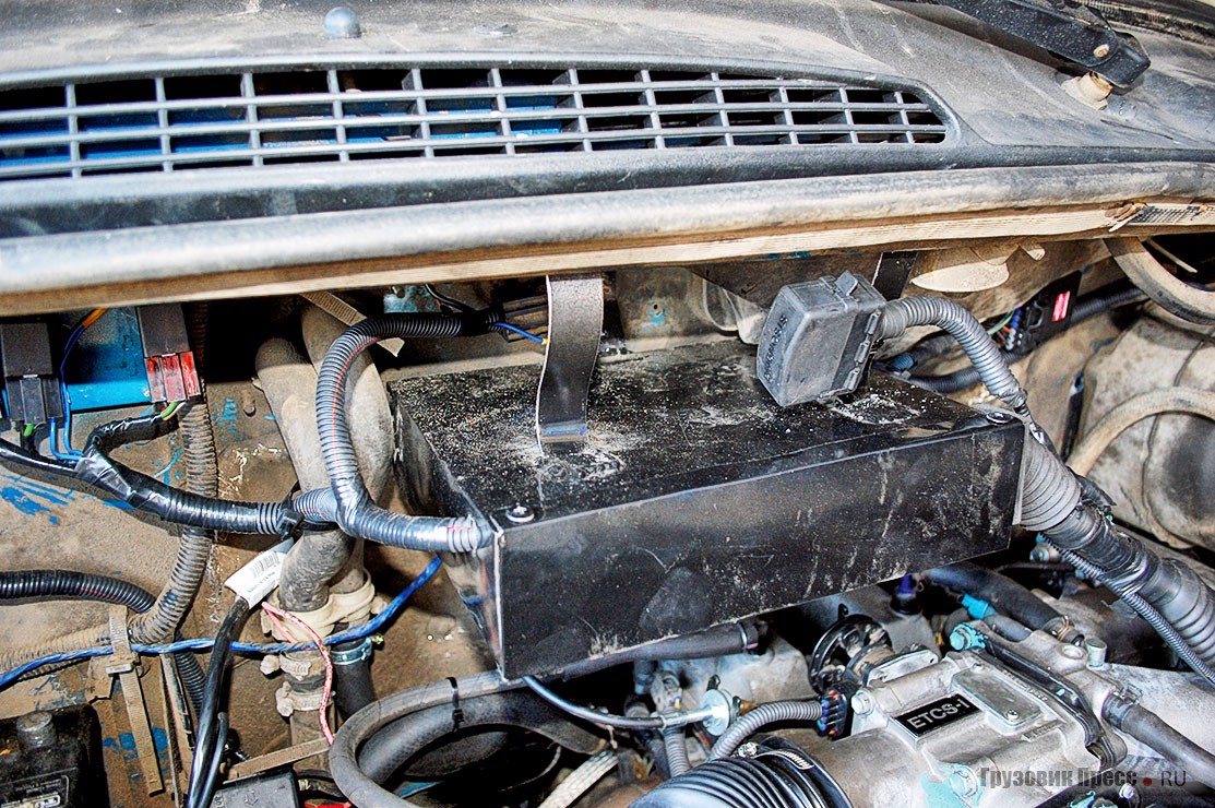 Электронные блоки управления ДВС и АКП чаще размещают в недрах передней панели салона, но на этом варианте заказчик пожелал видеть блоки под капотом