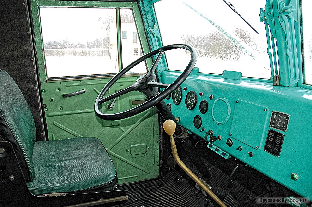В кабине машины 1990 года выпуска «царствует» голое железо