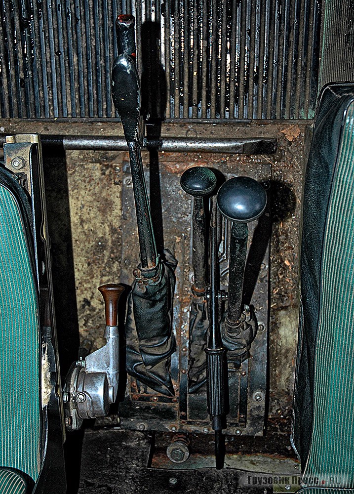 «Против течения» расположен самодельный рычаг включения насоса манипулятора