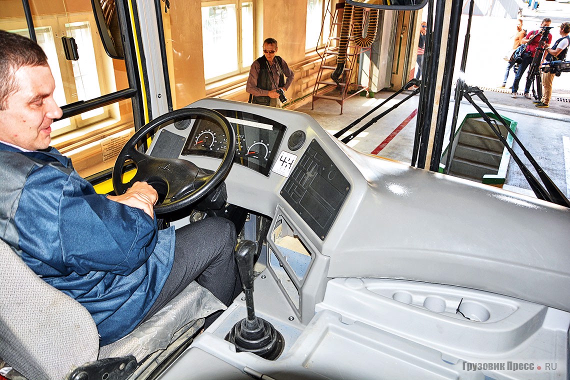 Судить об интерьере МАЗ-257 пока сложно – ни клавиш, ни кнопок, ни магнитолы. Одно слово – макет. Впрочем, кабина довольно просторная, а на крышке моторного отсека есть полезные выштамповки