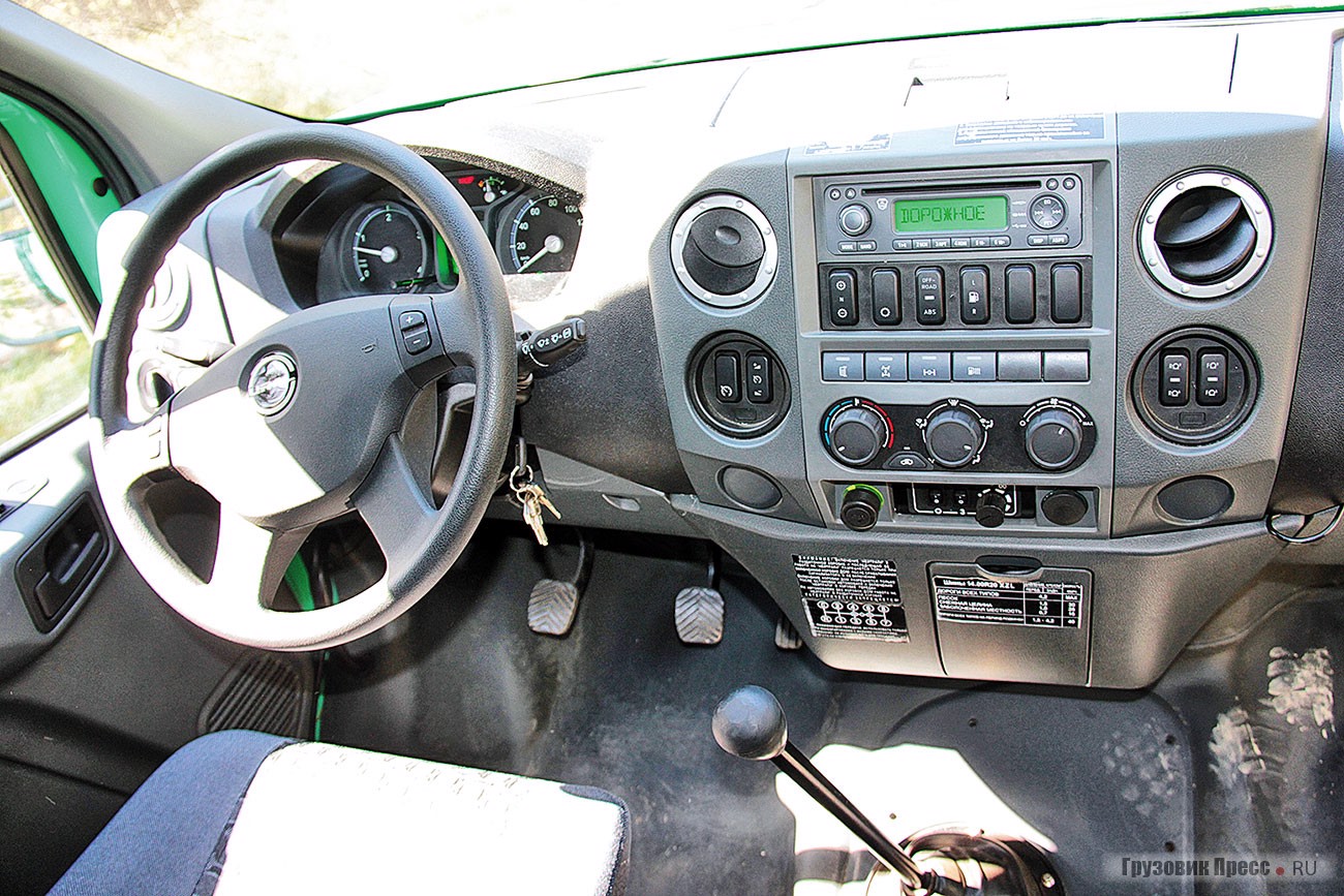 Рабочее место в унифицированном кабинном модуле для тяжёлого грузовика воспринимается позитивно. На консоли уютно уместились радио, климат-контроль и блокировки трансмиссии