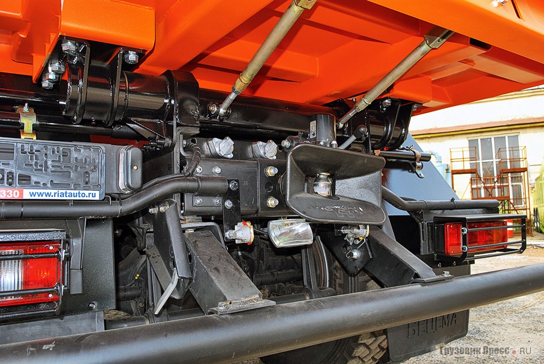 Заднее буксирное устройство со всеми пневмо- и электровыводами. Кроме этого хорошо виден задний подъёмный противоподкатный брус