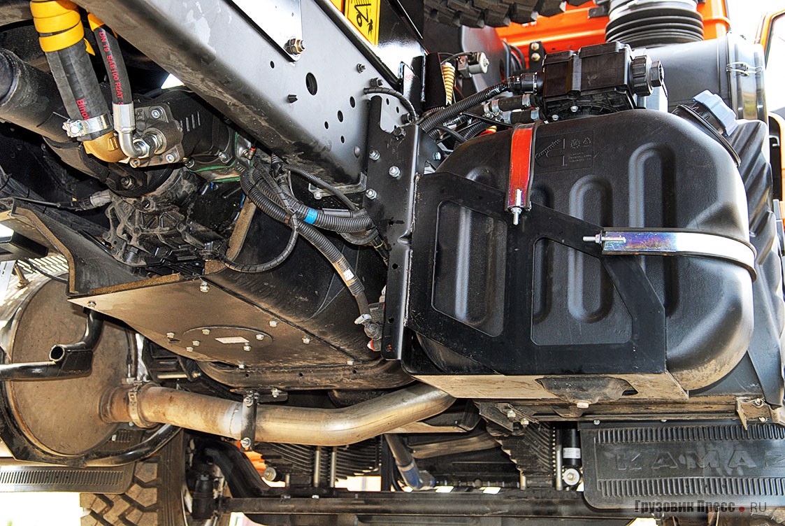 Снизу двигатель тоже капотирован для снижения шума