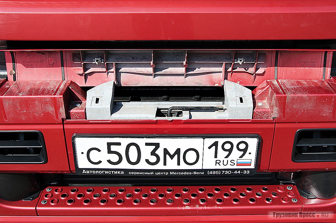 Буксировочная проушина спрятана за номерным знаком