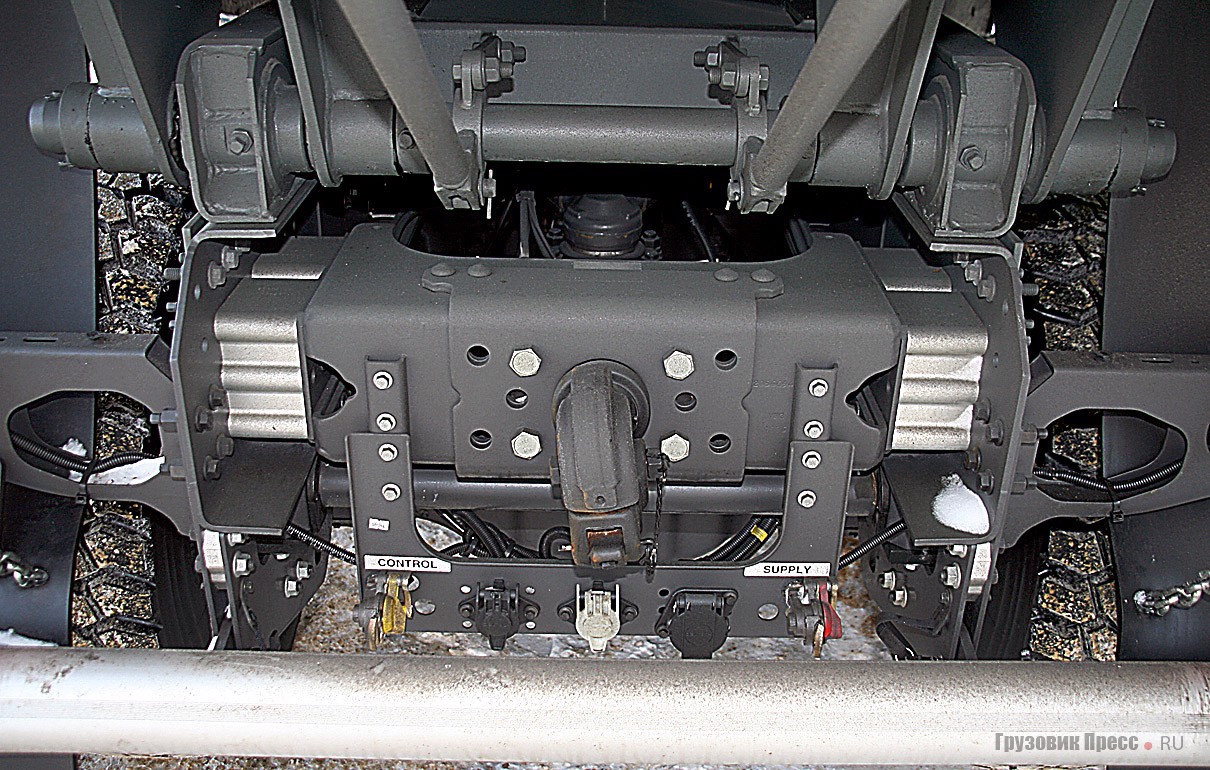 При необходимости самосвал может буксировать прицеп, для этого имеются все необходимые коммуникации