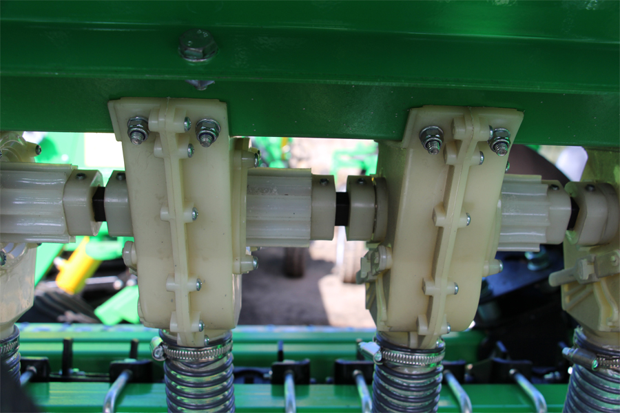 Крепление высевающих аппаратов к сеялке Ника-6