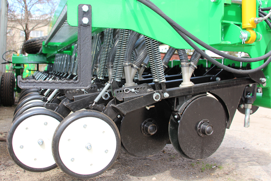 Смещенные сошники сеялки Ника-6