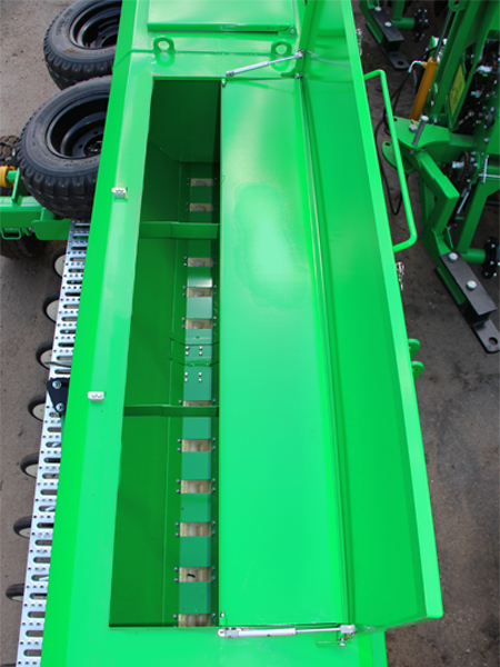 Открытый зерновой бункер сеялки Ника-6