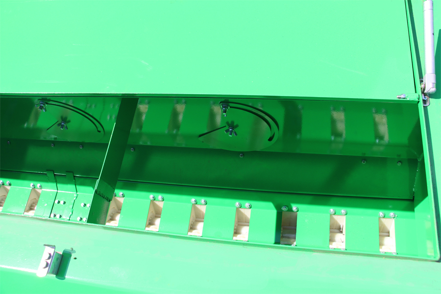 Открытый бункер сеялки с высевающими аппаратами Ника-6