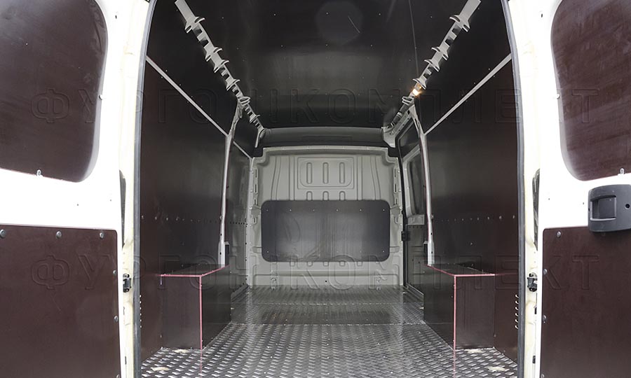 Обшивка фургона Citroen Jumper L4h3: Вид со стороны задних дверей